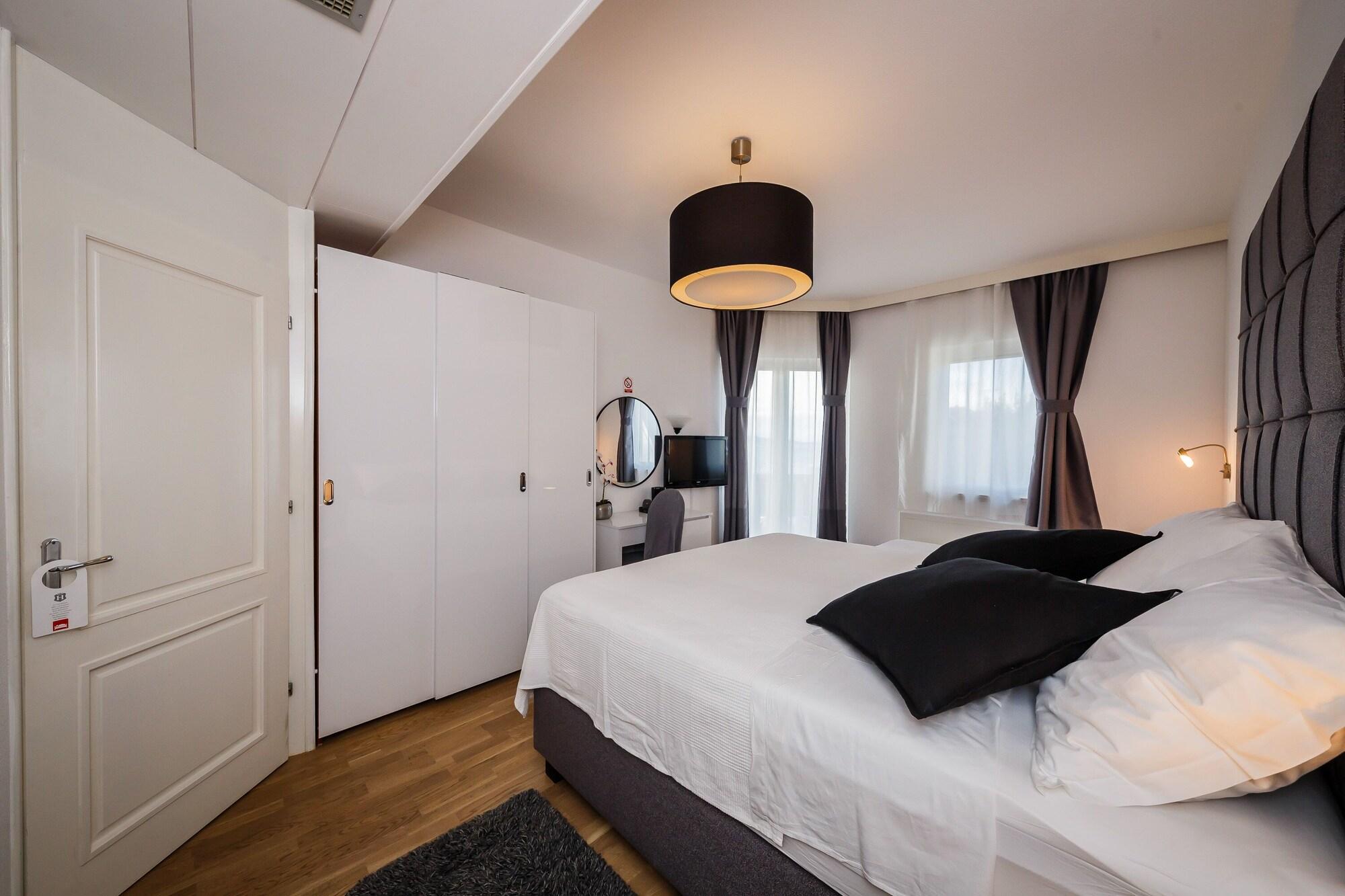 Hotel Villa Zarko Каштел-Стари Экстерьер фото