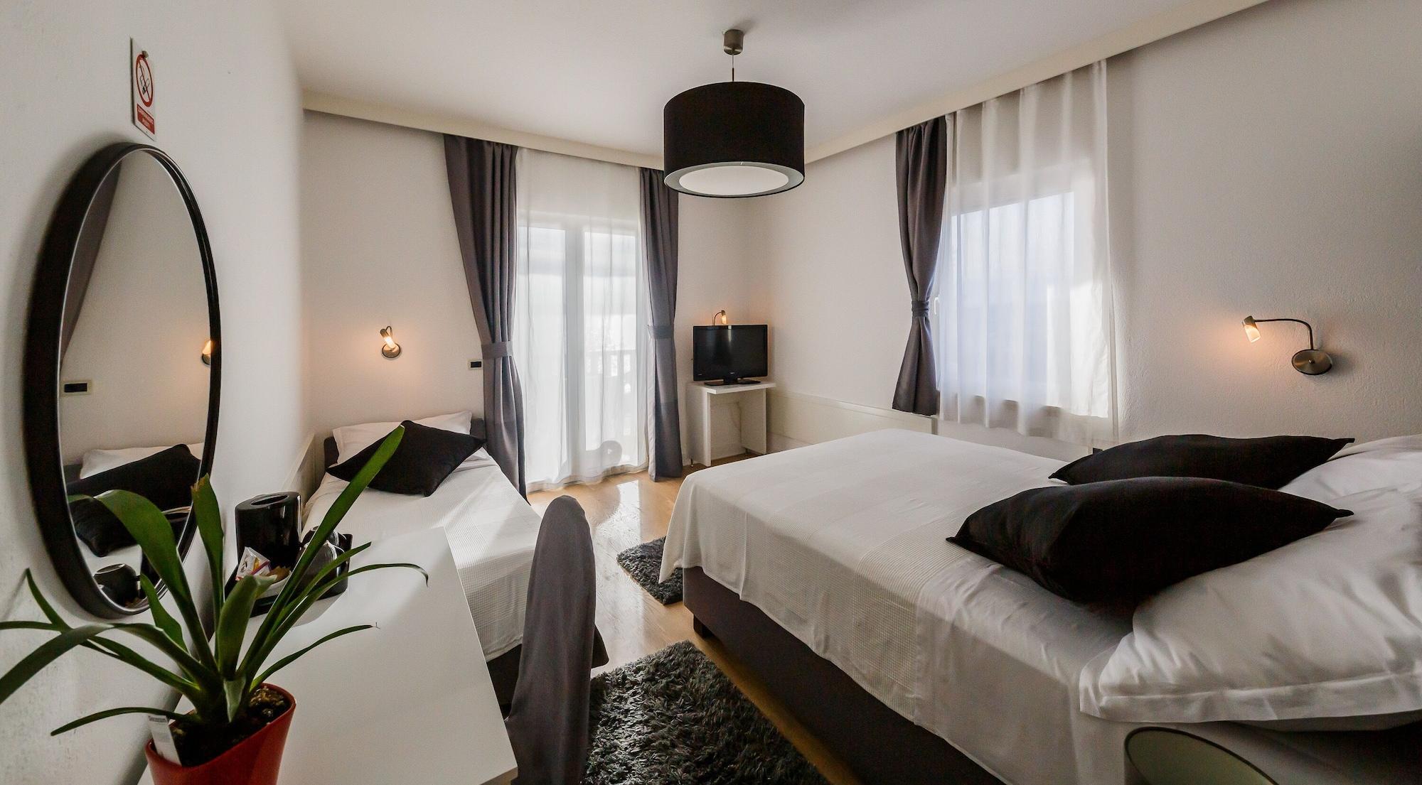 Hotel Villa Zarko Каштел-Стари Экстерьер фото